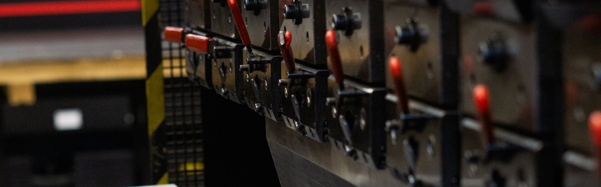 Eine Abkante Maschine oder auch Biegemaschine genannt steht bereit in der Produktionshalle 