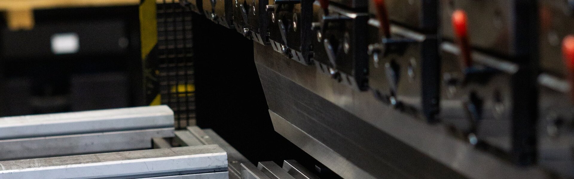 Eine Abkante Maschine oder auch Biegemaschine genannt steht bereit in der Produktionshalle 